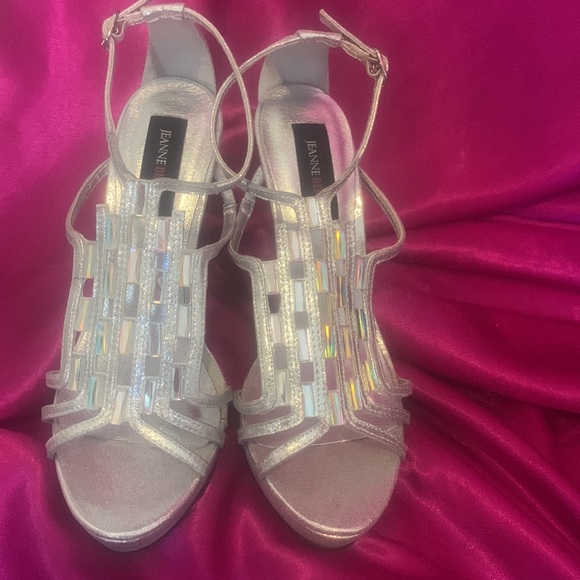 Jenanne Beker size 8 silver heels with unique glass like jewls. Ankle straps - Picture 4 of 6